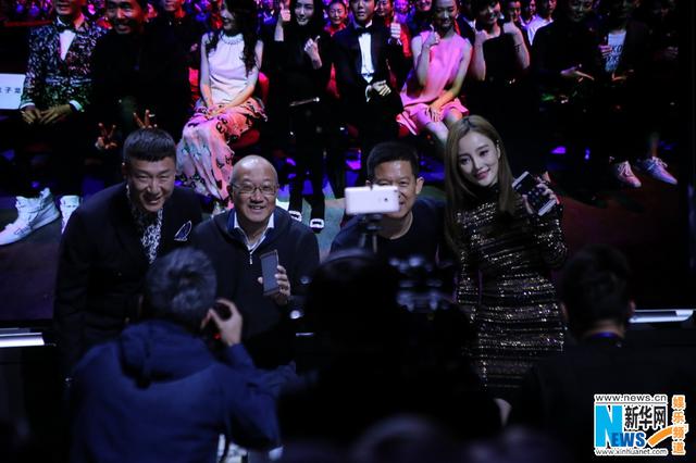 李小璐笑靥如花秀身材 孙红雷自嘲眼小脸大 李小璐笑靥如花秀身材 孙红雷自嘲眼小脸大