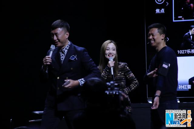 李小璐笑靥如花秀身材 孙红雷自嘲眼小脸大 李小璐笑靥如花秀身材 孙红雷自嘲眼小脸大