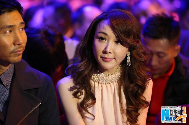 李小璐笑靥如花秀身材 孙红雷自嘲眼小脸大 李小璐笑靥如花秀身材 孙红雷自嘲眼小脸大
