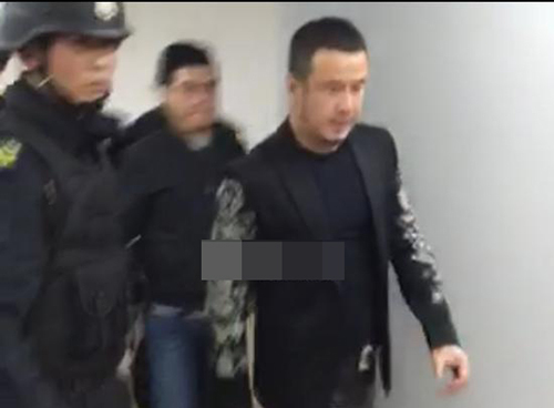 网传杨坤吸毒被抓 本人否认：是警卫在保护我