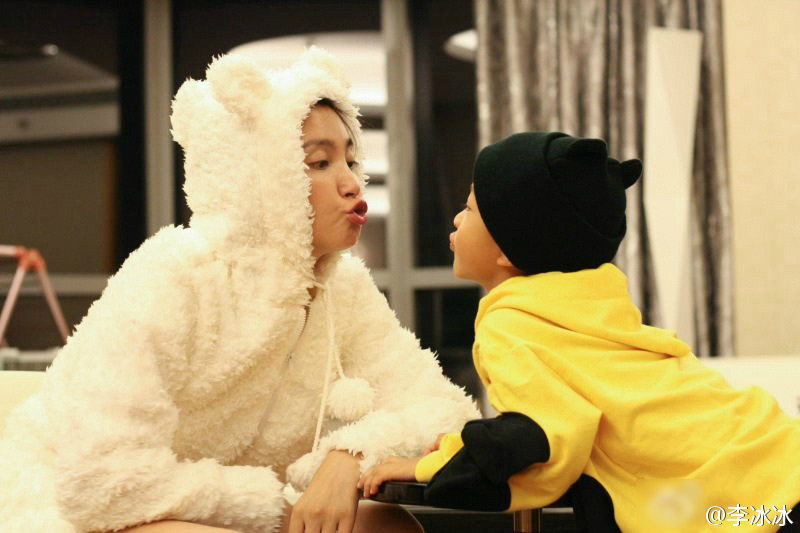 万圣节玩疯了!周杰伦搞怪 王力宏一家罕见出镜