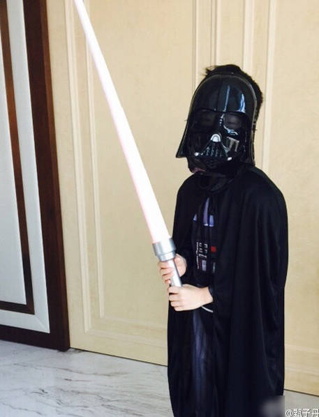 万圣节玩疯了!周杰伦搞怪 王力宏一家罕见出镜