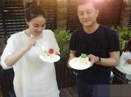 揭离婚女星生活现状 张柏芝携两子回港定居