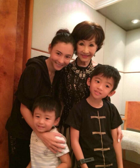 揭离婚女星生活现状 张柏芝携两子回港定居