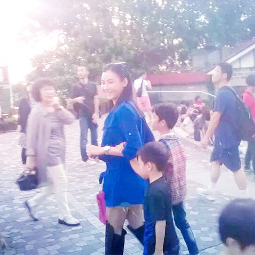 揭离婚女星生活现状 张柏芝携两子回港定居