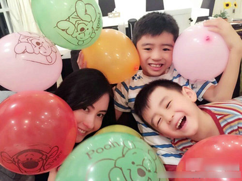 揭离婚女星生活现状 张柏芝携两子回港定居