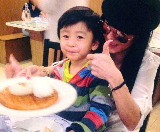 揭离婚女星生活现状 张柏芝携两子回港定居 揭离婚女星生活现状 张柏芝携两子回港定居