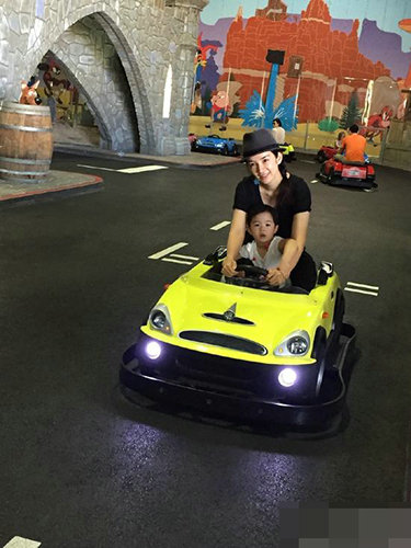 揭离婚女星生活现状 张柏芝携两子回港定居