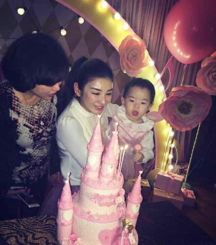 揭离婚女星生活现状 张柏芝携两子回港定居 揭离婚女星生活现状 张柏芝携两子回港定居