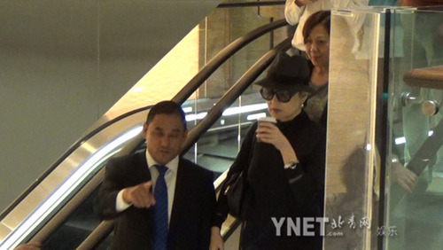 61岁林青霞钟爱蟒蛇皮 紧身衣凸显完美胸型