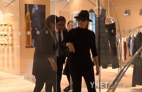 61岁林青霞钟爱蟒蛇皮 紧身衣凸显完美胸型