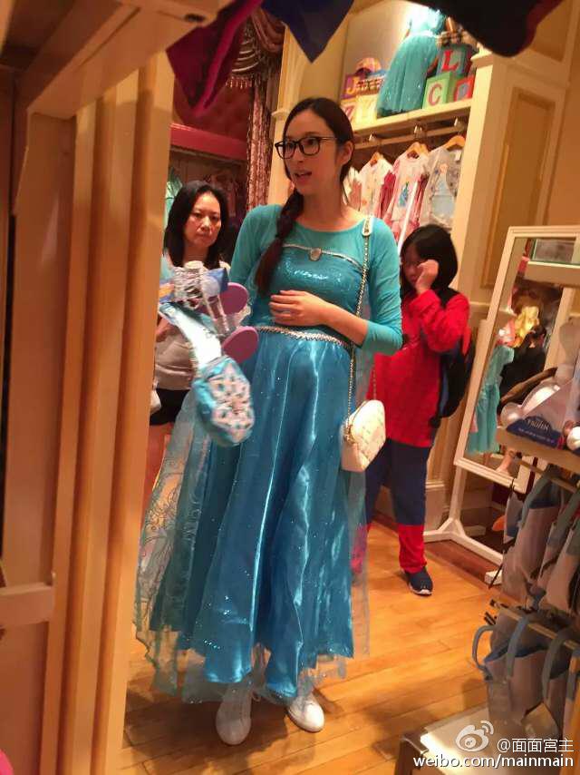 吴佩慈穿公主裙挺肚陪女儿逛迪士尼 不见男友纪晓波
