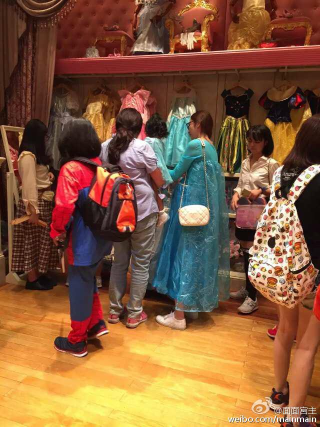 吴佩慈穿公主裙挺肚陪女儿逛迪士尼 不见男友纪晓波