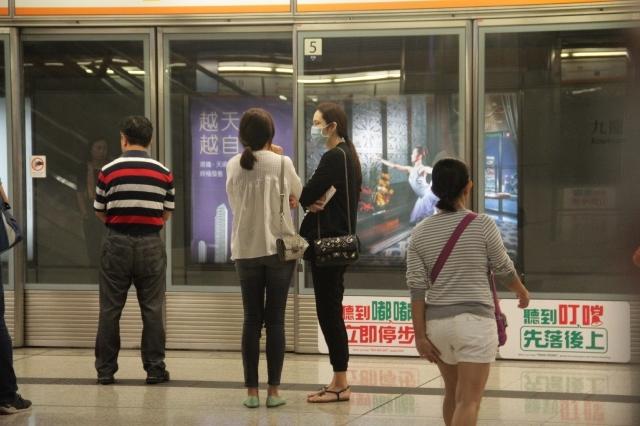 吴佩慈穿公主裙挺肚陪女儿逛迪士尼 不见男友纪晓波