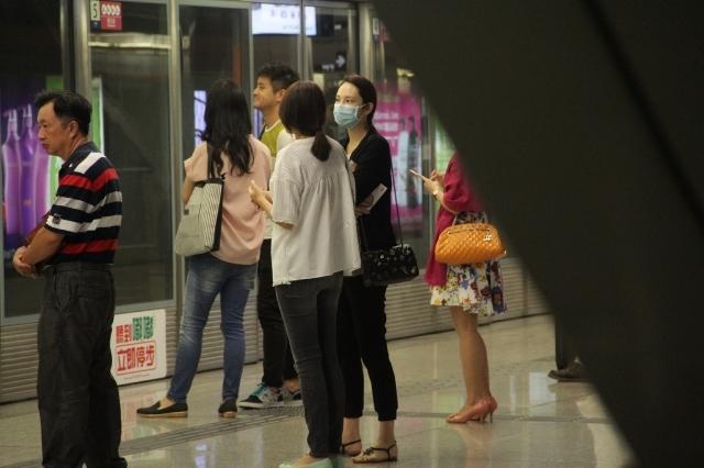 吴佩慈穿公主裙挺肚陪女儿逛迪士尼 不见男友纪晓波