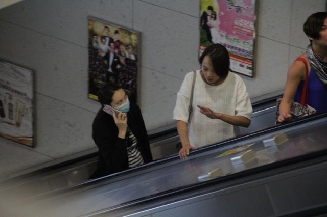 吴佩慈穿公主裙挺肚陪女儿逛迪士尼 不见男友纪晓波