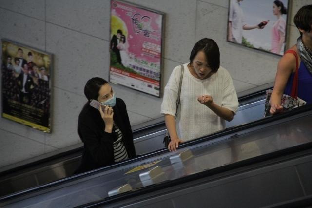 吴佩慈穿公主裙挺肚陪女儿逛迪士尼 不见男友纪晓波