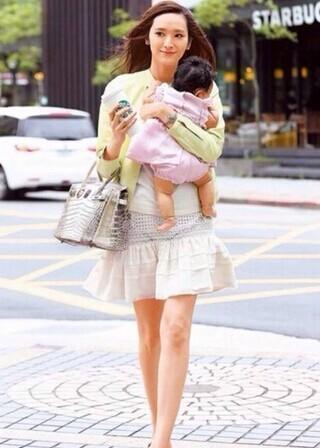 吴佩慈穿公主裙挺肚陪女儿逛迪士尼 不见男友纪晓波