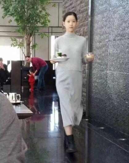 奶茶妹妹承认婚前怀孕 独自外出就餐孕肚明显