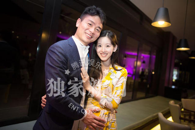 奶茶妹妹承认婚前怀孕 独自外出就餐孕肚明显