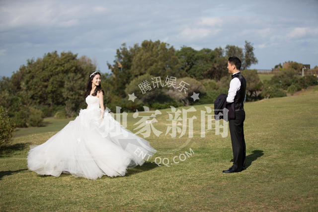 奶茶妹妹承认婚前怀孕 独自外出就餐孕肚明显