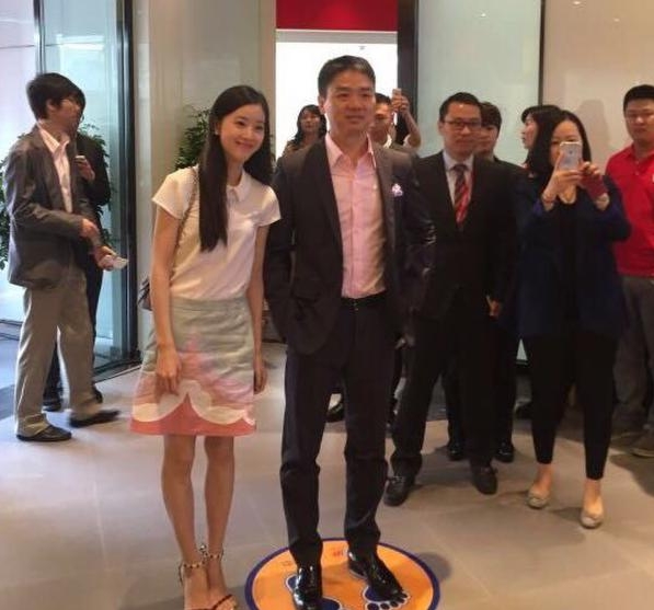 奶茶妹妹承认婚前怀孕 独自外出就餐孕肚明显