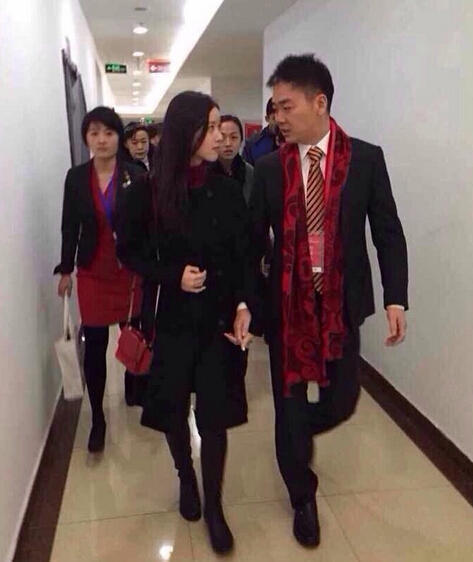 奶茶妹妹承认婚前怀孕 独自外出就餐孕肚明显