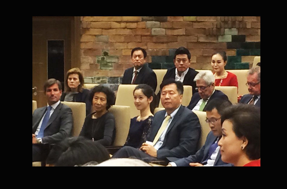 奶茶妹妹承认婚前怀孕 独自外出就餐孕肚明显