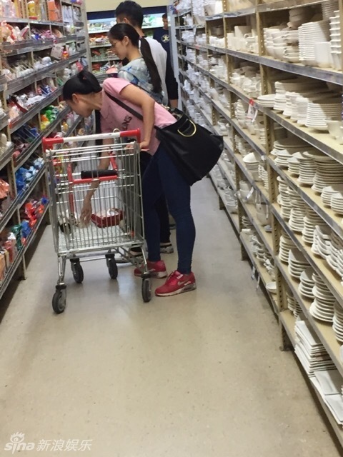 奶茶妹妹承认婚前怀孕 独自外出就餐孕肚明显