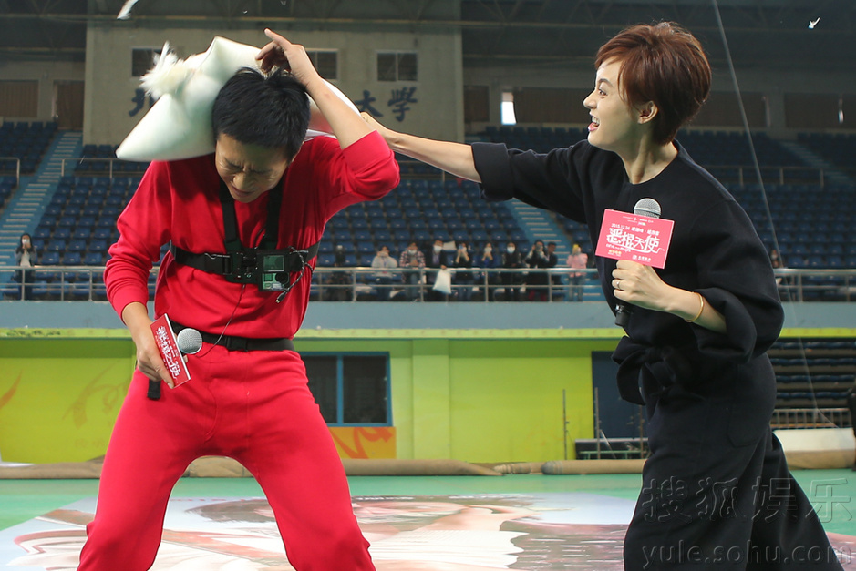 邓超孙俪上演枕头大战 反目互撕不留情面 邓超孙俪上演枕头大战 反目互撕不留情面