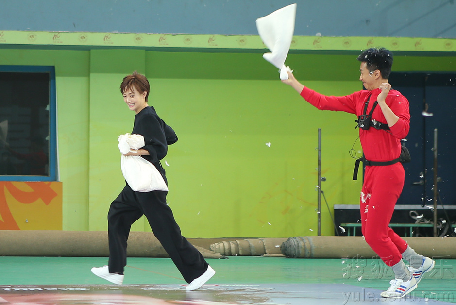 邓超孙俪上演枕头大战 反目互撕不留情面 邓超孙俪上演枕头大战 反目互撕不留情面