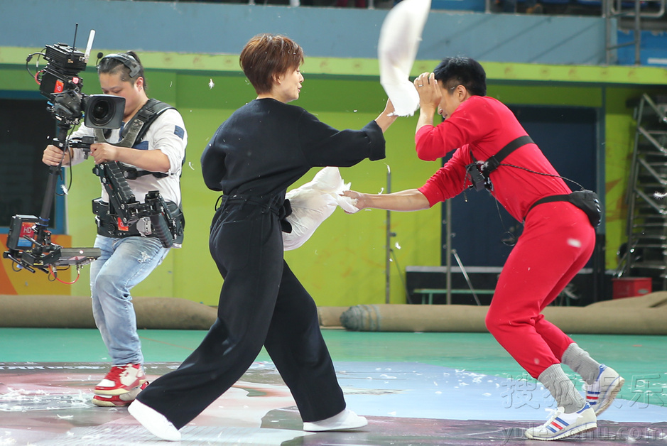 邓超孙俪上演枕头大战 反目互撕不留情面 邓超孙俪上演枕头大战 反目互撕不留情面
