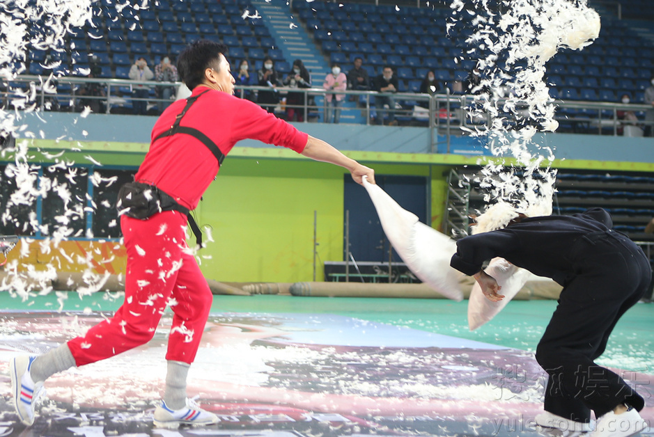 邓超孙俪上演枕头大战 反目互撕不留情面 邓超孙俪上演枕头大战 反目互撕不留情面