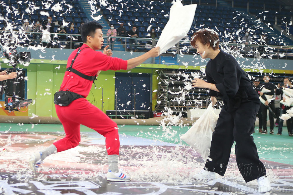 邓超孙俪上演枕头大战 反目互撕不留情面 邓超孙俪上演枕头大战 反目互撕不留情面