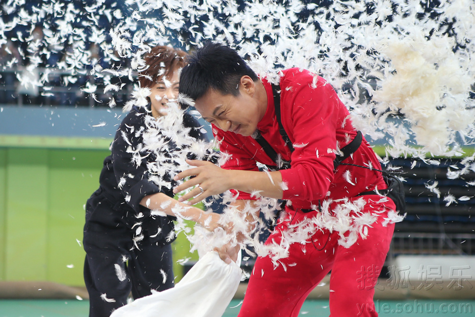 邓超孙俪上演枕头大战 反目互撕不留情面 邓超孙俪上演枕头大战 反目互撕不留情面