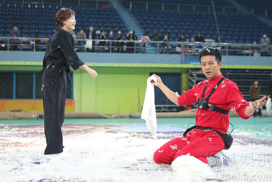 邓超孙俪上演枕头大战 反目互撕不留情面 邓超孙俪上演枕头大战 反目互撕不留情面