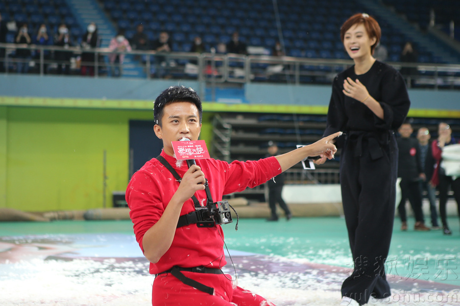 邓超孙俪上演枕头大战 反目互撕不留情面 邓超孙俪上演枕头大战 反目互撕不留情面