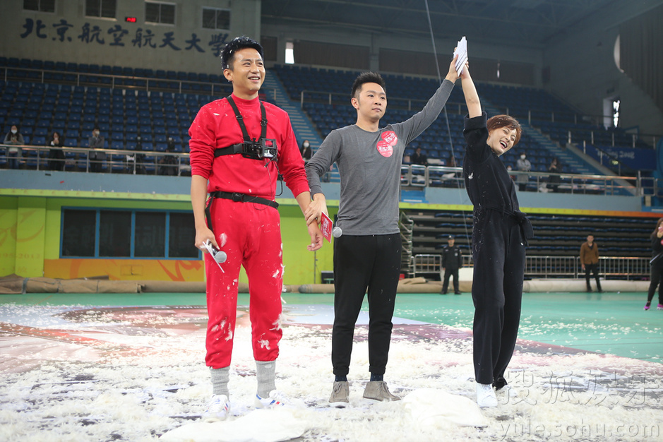 邓超孙俪上演枕头大战 反目互撕不留情面 邓超孙俪上演枕头大战 反目互撕不留情面