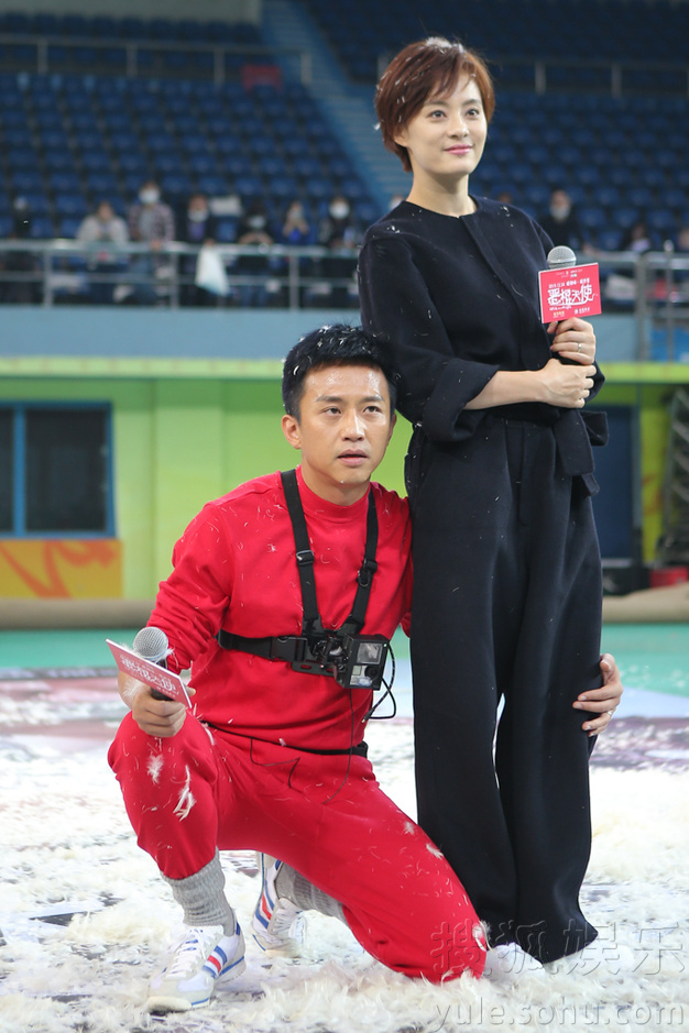 邓超孙俪上演枕头大战 反目互撕不留情面 邓超孙俪上演枕头大战 反目互撕不留情面