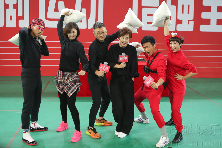 邓超孙俪上演枕头大战 反目互撕不留情面 邓超孙俪上演枕头大战 反目互撕不留情面