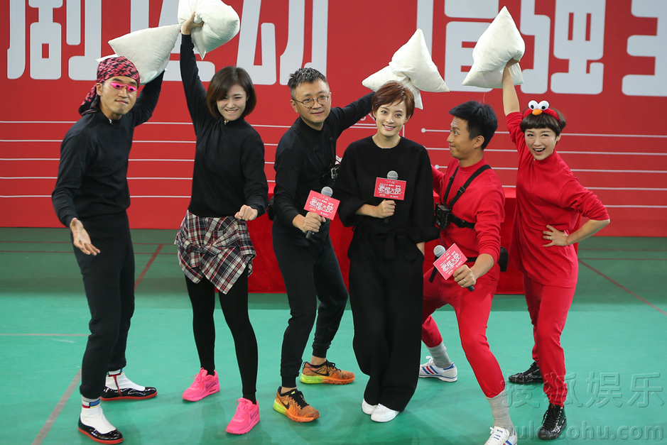 邓超孙俪上演枕头大战 反目互撕不留情面 邓超孙俪上演枕头大战 反目互撕不留情面