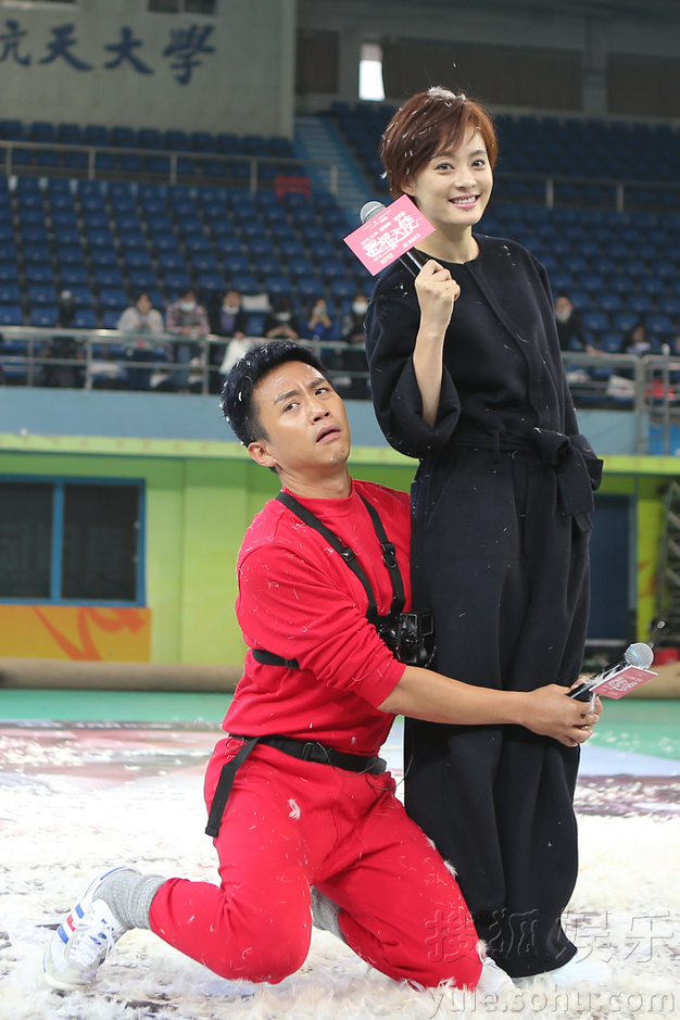 邓超孙俪上演枕头大战 反目互撕不留情面 邓超孙俪上演枕头大战 反目互撕不留情面