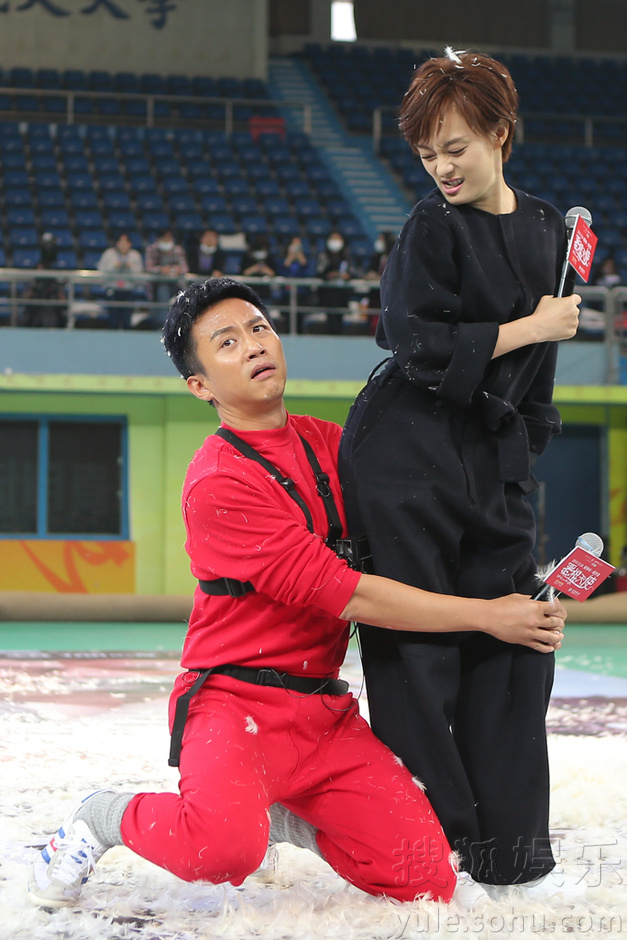 邓超孙俪上演枕头大战 反目互撕不留情面 邓超孙俪上演枕头大战 反目互撕不留情面