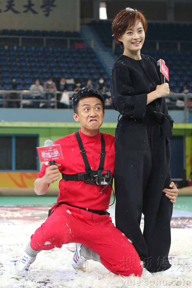 邓超孙俪上演枕头大战 反目互撕不留情面 邓超孙俪上演枕头大战 反目互撕不留情面