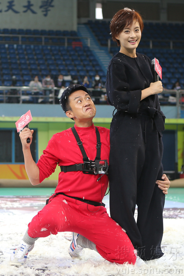 邓超孙俪上演枕头大战 反目互撕不留情面 邓超孙俪上演枕头大战 反目互撕不留情面