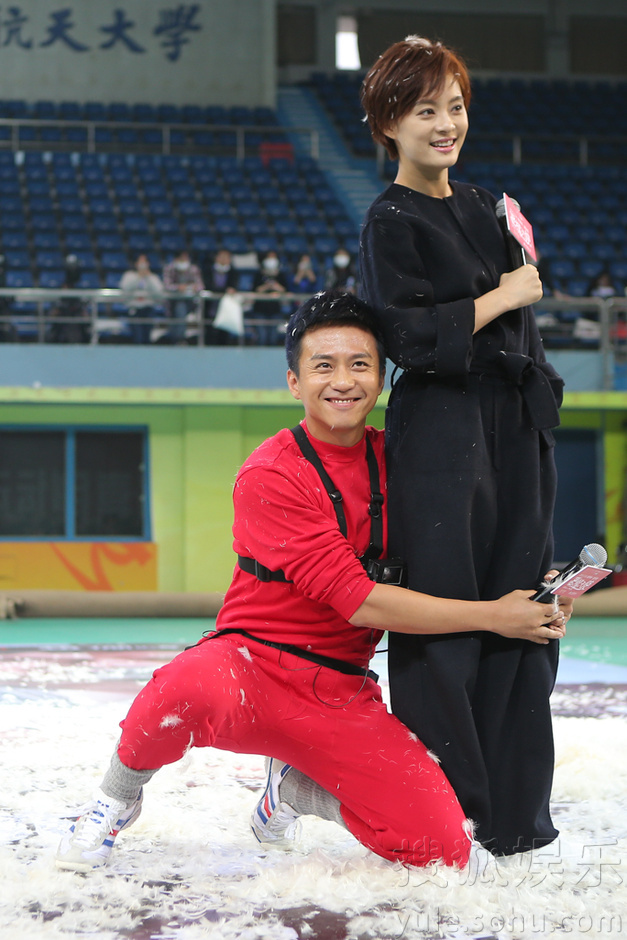 邓超孙俪上演枕头大战 反目互撕不留情面 邓超孙俪上演枕头大战 反目互撕不留情面