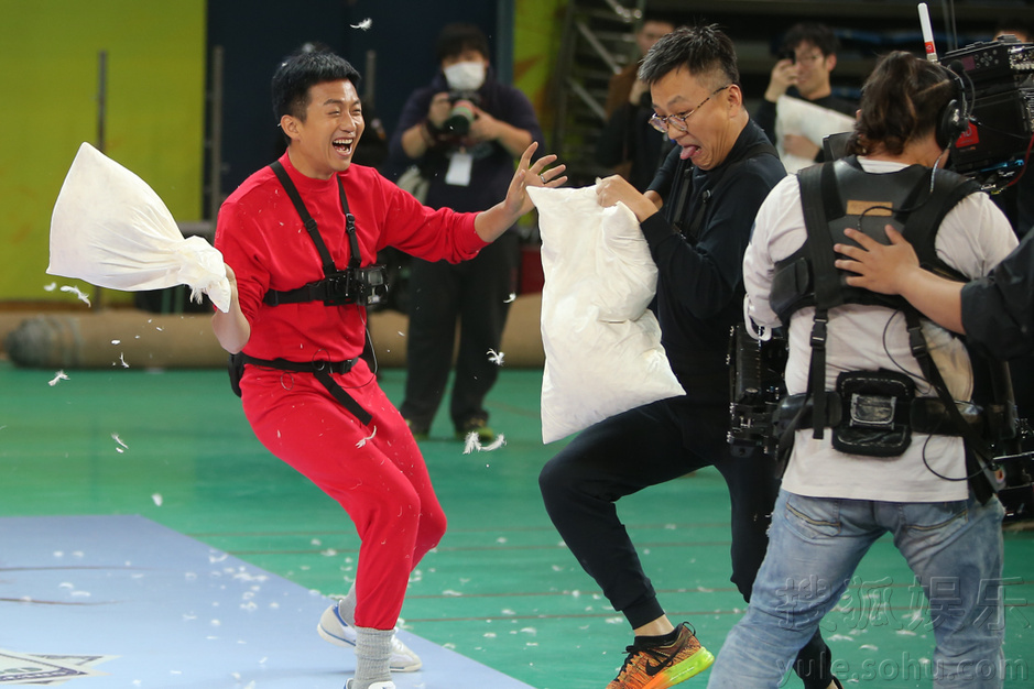 邓超孙俪上演枕头大战 反目互撕不留情面 邓超孙俪上演枕头大战 反目互撕不留情面