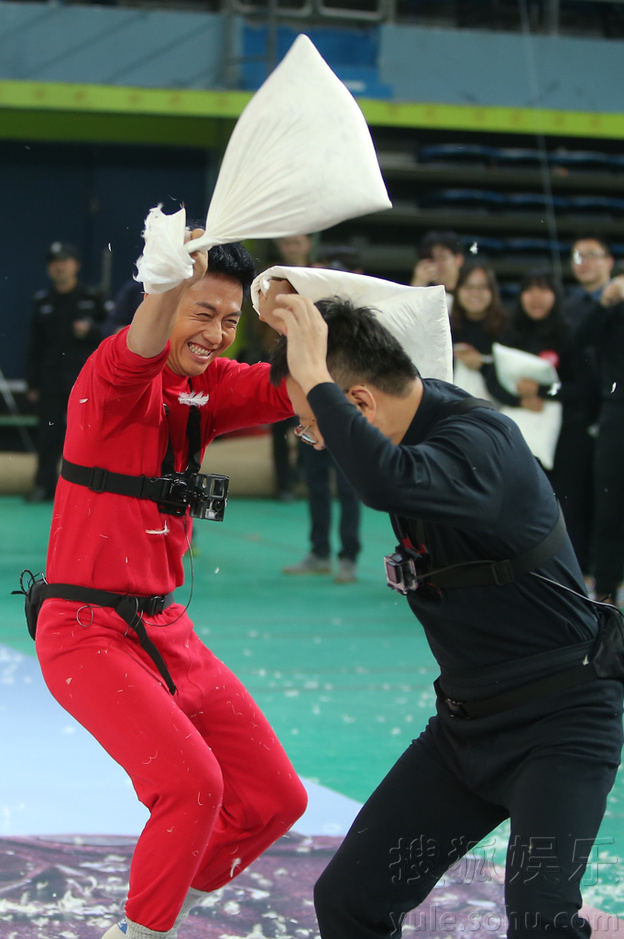 邓超孙俪上演枕头大战 反目互撕不留情面 邓超孙俪上演枕头大战 反目互撕不留情面