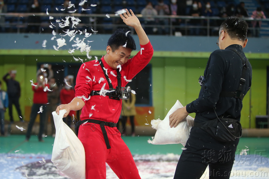 邓超孙俪上演枕头大战 反目互撕不留情面 邓超孙俪上演枕头大战 反目互撕不留情面