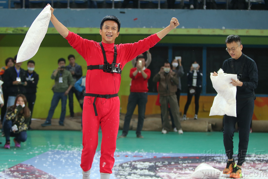 邓超孙俪上演枕头大战 反目互撕不留情面 邓超孙俪上演枕头大战 反目互撕不留情面